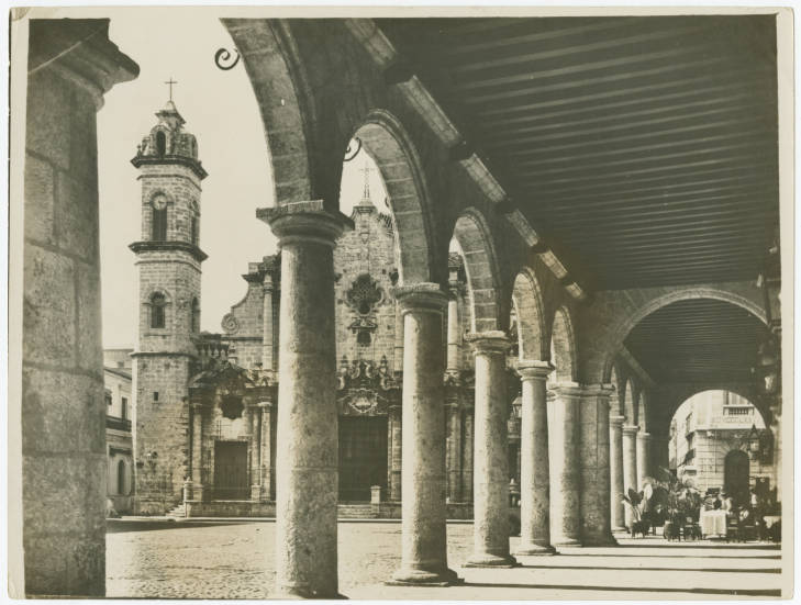 La Catedral de La Habana desde los portales de la casa del Marqués de Arcos y el conde de Lombillo