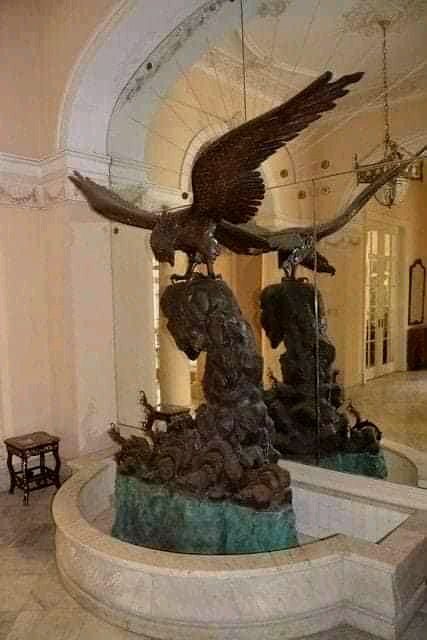 Águila de bronce de la casa de Dulce María Loynaz en su casa de 19 y E