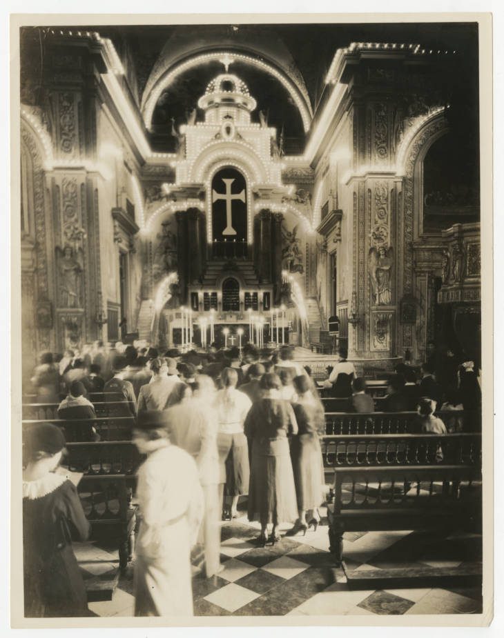 Iglesia de la Merced, altar con fieles