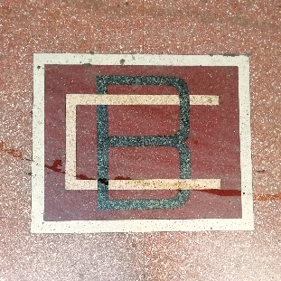 Logo pétreo en el portal de granito del antiguo cine Belascoaín, que luego se llamó cine Astor