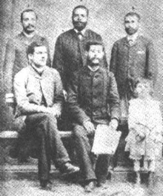 Eusebio Hernández (sentado al centro) con Antonio Maceo