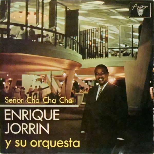 Cover de un LP de Enrique Jorrín y su Orquesta del sello disquero Areíto. Como fondo aparece la célebre Heladería Coppelia. 
