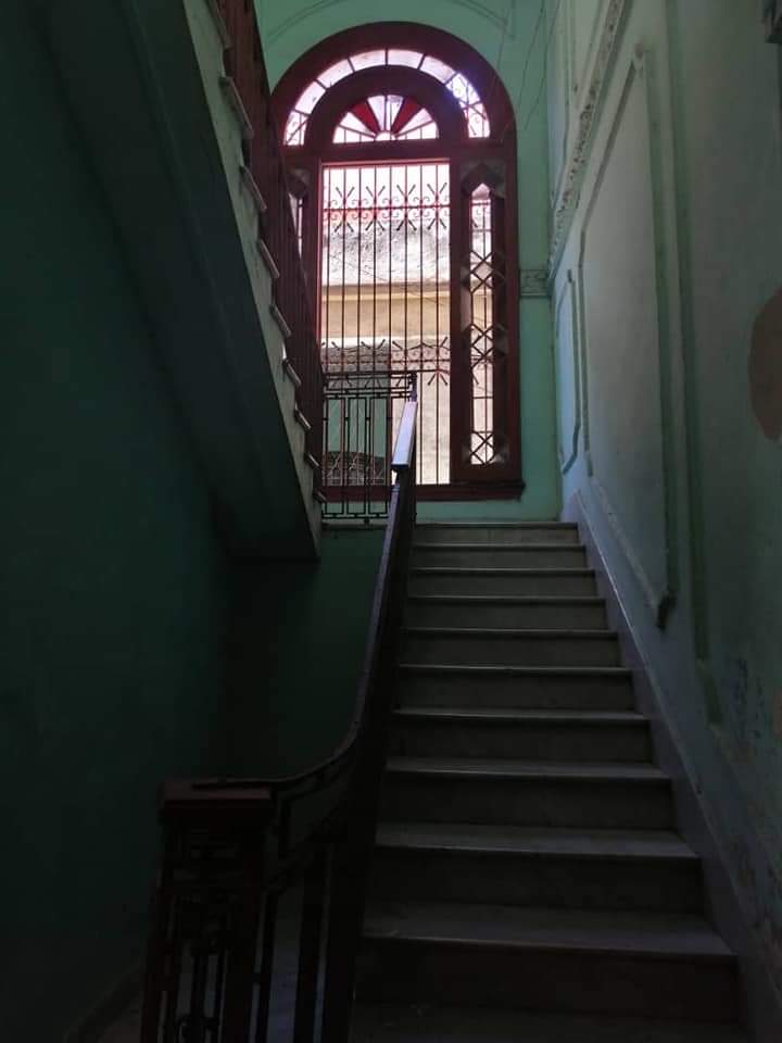 Escalera y vitral del Palacete de Tomas Collazo en SANTO suarez