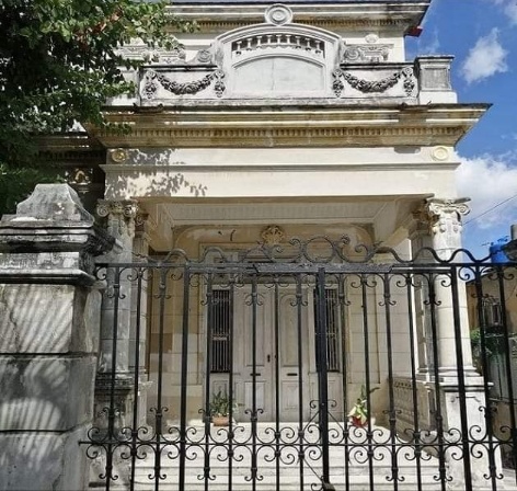 Pórtico del palacete neoclásico de Adolfo Ponce de León en la calle Estrada Palma, No. 214, Santo Suárez