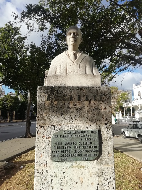 Monumento al Dr. Carlos Azcárate en Línea y E, Vedado