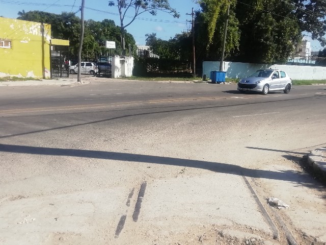 La trocha del desaparecido Ferrocarril de Marianao se distingue con claridad a ambos lados de la calle Zaldo y sus rieles aún asoman sobre el asfalto. 