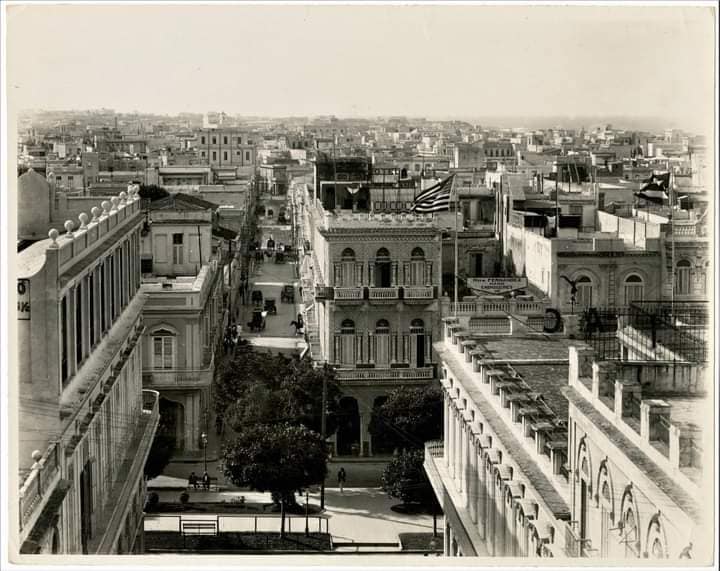 A la izquierda, cruzando el Paseo, se aprecia la residencia de la calle Prado # 104 antiguo (luego #352) esquina Virtudes. 