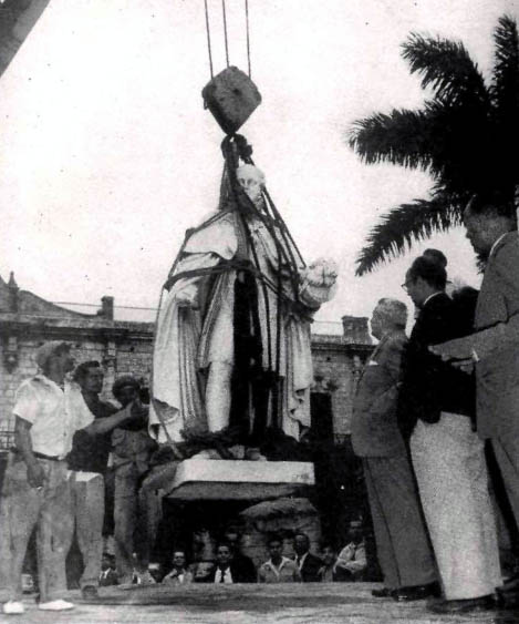 Retirada de la estatua de Fernando VII de la Plaza de Armas