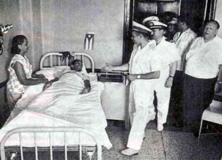 yuri-gagarin-visitando-un-hospital-cubano