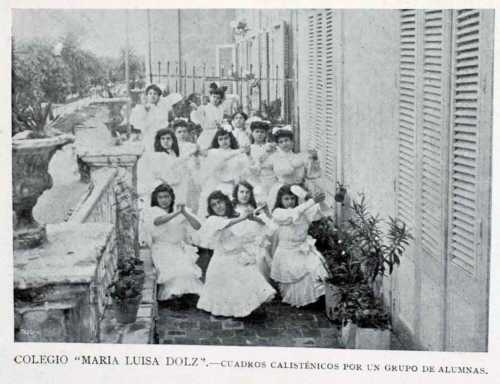 1906--cuadros-calistenicos-de-un-grupo-de-niñas,-colegio-maria-luisa-dolz
