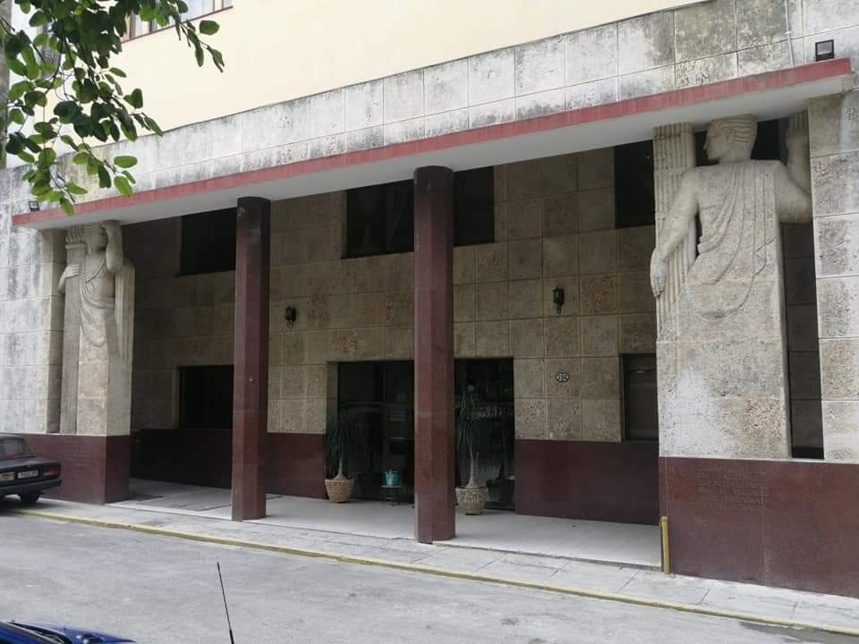 Pórtico del Edificio de la Tabacalera del arquitecto Silvio Acosta 