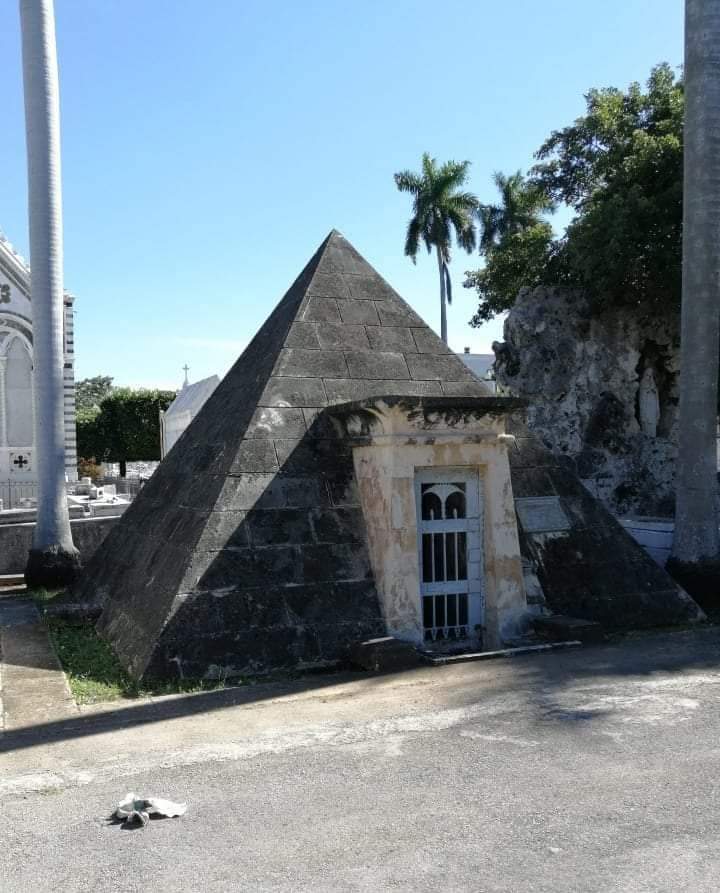 piramide de Jose F mata Necropolis de colon