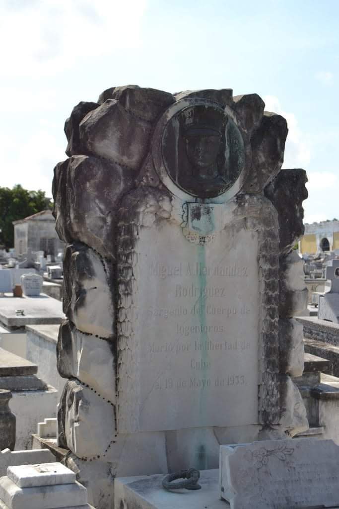 Tumba de Miguel Angel Hernandez Cementerio de Colon 1