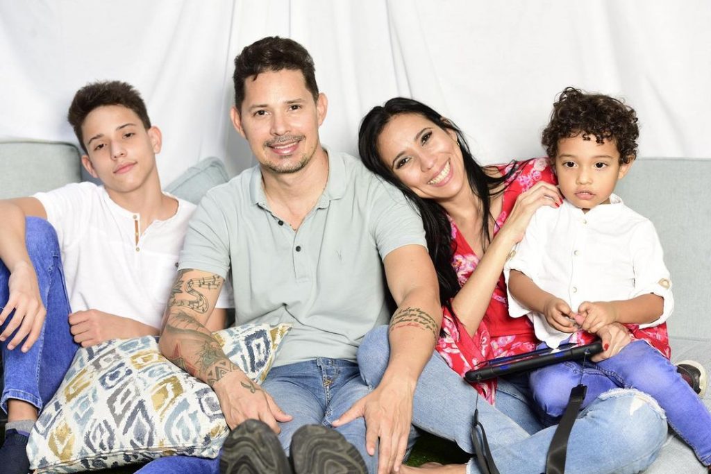 Yuliet Cruz con su esposo Leoni Torres y sus dos hijos