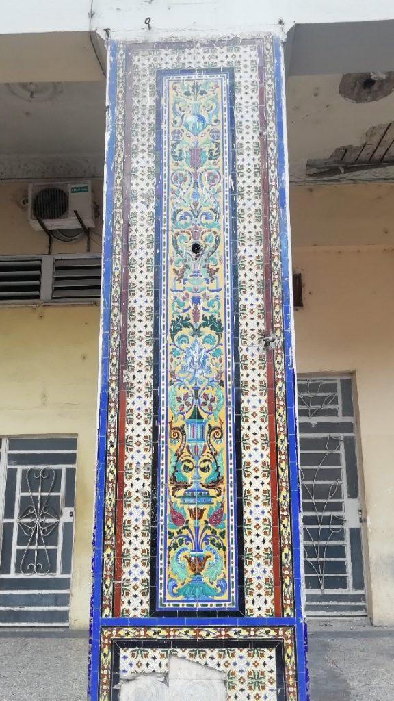 Columna de azulejos sevillanos Remington Rand