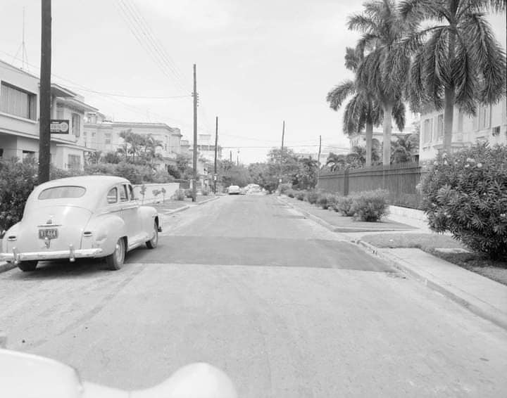 Una foto de los años 50 en la que se aprecia a la derecha parte de la residencia del Dr. Braulio Sáenz Ricart en la calle 21, No. 701 esquina A