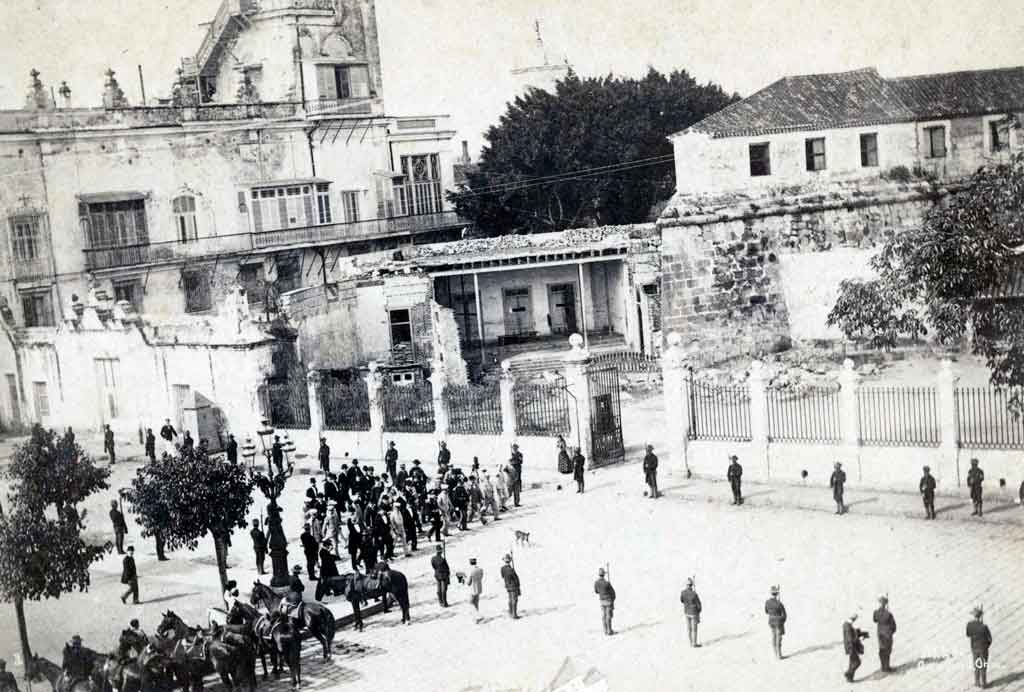 Adolfo Jimenez Castellanos ultimo gobernador de Cuba escortado por la calle OReilly y el castillo de la fuerza