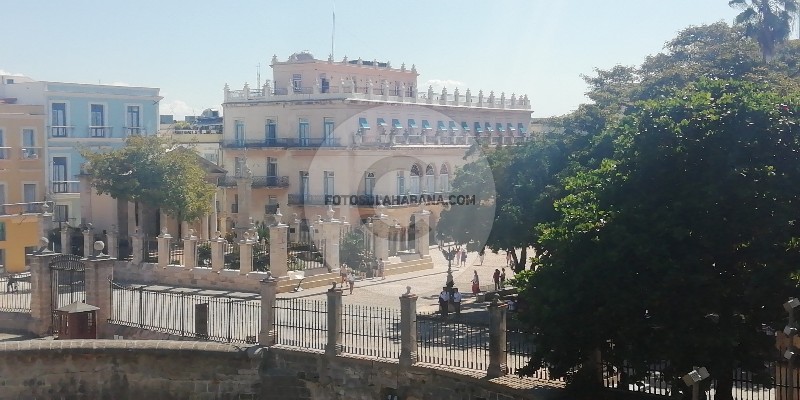 El hotel Santa Isabel visto desde el Palacio del Segundo Cabo. 