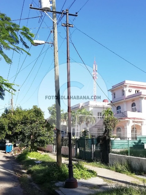 Antiguo poste eléctrico de J. L. Moot Iron Works, en Miramar, La Habana 