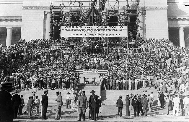 Inauguración del Capitolio Nacional, destaca el enorme cartel con el nombre de Purdy & Henderson